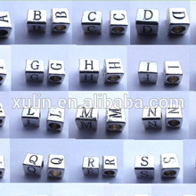 Grânulos do cubo do alfabeto de 3.5mm do furo da liga do encanto 6 * 6mm
